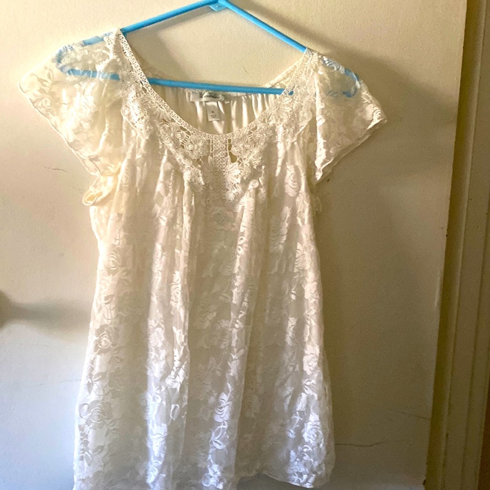 Dress barn M off white lace top excellent condition fully lined except sleeves